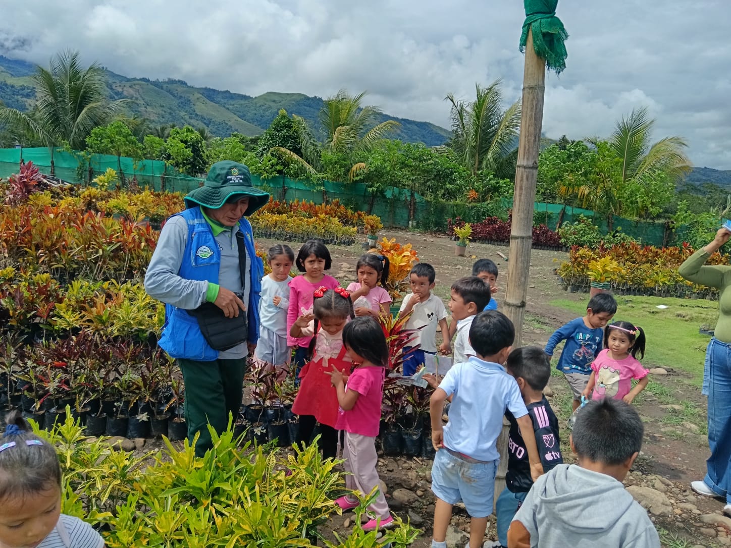 Brindamos una educación que afiancen los aprendizajes establecidos en el currículo nacional y alcancen de su desarrollo integral en espacios seguros, inclusivos, de sana convivencia, con cultura ecológica y libre de violencia, practicando valores como la empatía y tolerancia, dirigiendo a niños y niñas de 3, 4 y 5 años de edad, respetando las características socioculturales y lingüísticas de la comunidad.